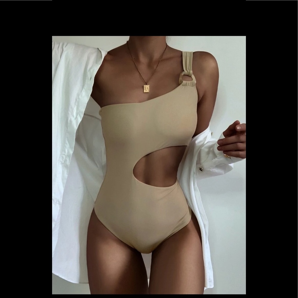 NWOT Cut-Out Ons Shoulder Swimsuit